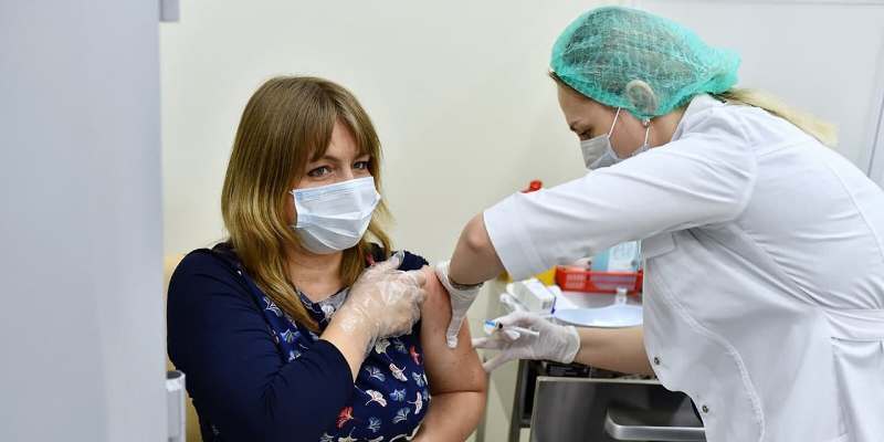 Горожанам, получающим прививку от коронавируса, напомнили о мерах предосторожности