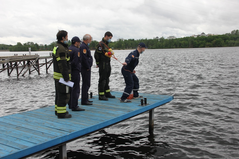 Спасатели САО проводят тренировки по спасению людей на воде