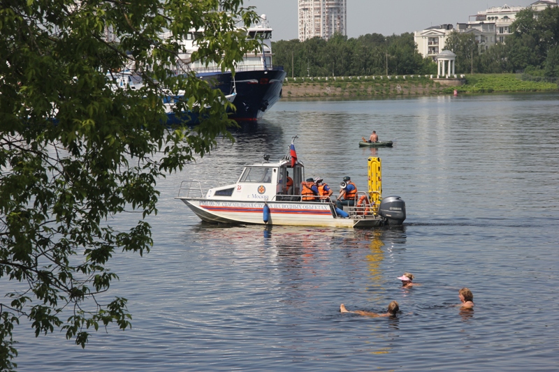 Специалисты поисково-спасательной станции «Левобережная» вытащили из воды двоих мужчин