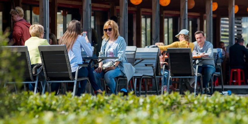 Более 100 кафе и ресторанов подали заявки на создание у себя бесковидных зон