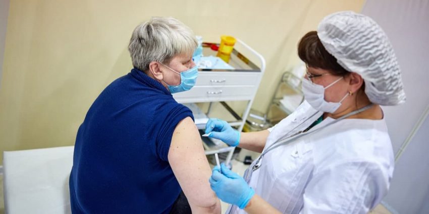 Собянин: За последний месяц прививку от COVID-19 сделали более 2 млн человек