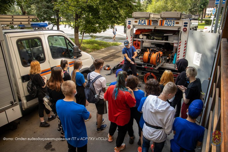 Герои без плащей: московские школьники познакомились с работой пожарных и спасателей