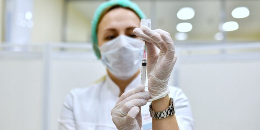 Собянин утвердил стимулирующие выплаты для медиков за проведение вакцинации