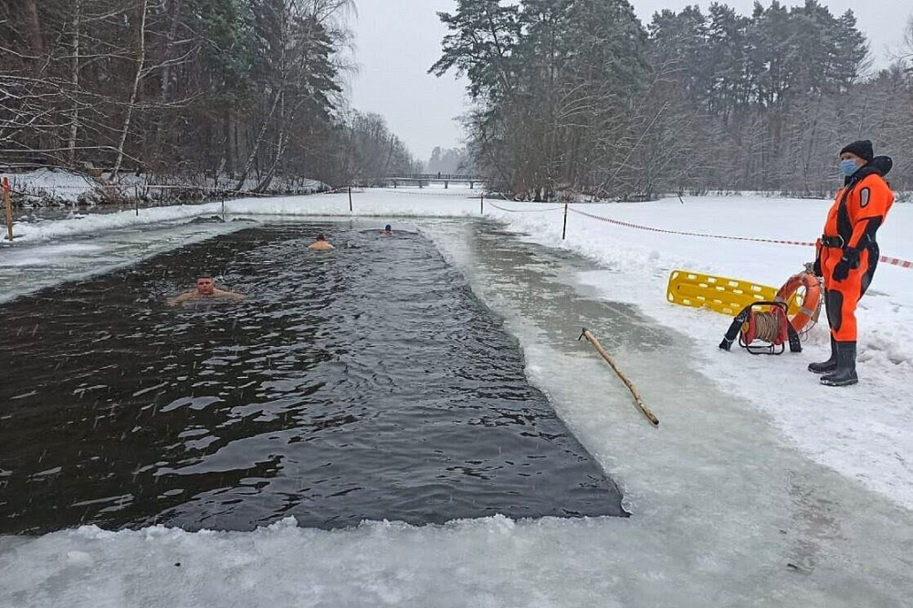Спасатели на воде обеспечат безопасность любителей зимнего плаванья