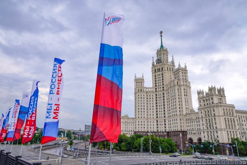 Пришедшие на пункт отбора контрактников в Москве рассказали о необходимости защиты страны