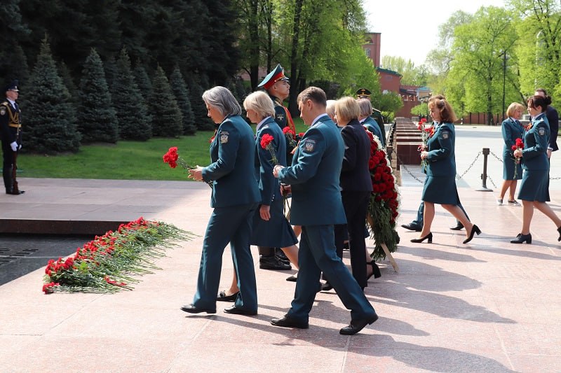 Сотрудники налоговой возложили цветы к Могиле Неизвестного Солдата у стен Кремля